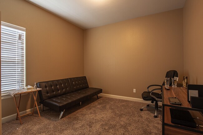 Building Photo - STYLISH EASTSIDE HOME