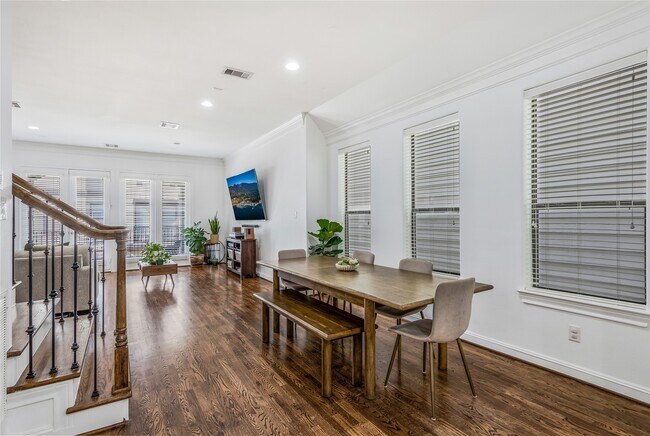 Building Photo - 8817 Lakeshore Bend Dr