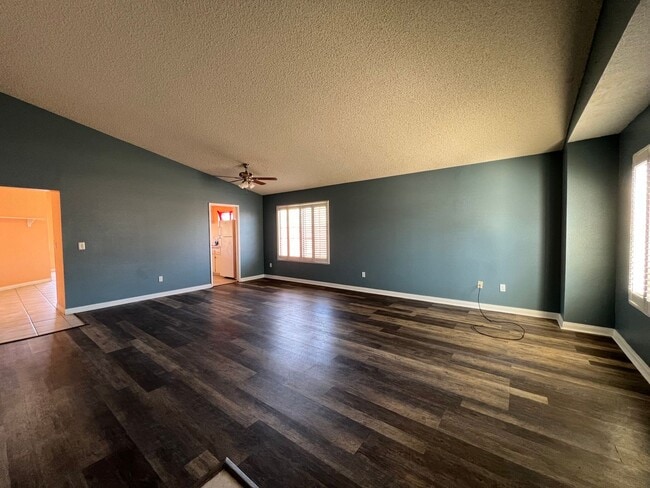 Building Photo - 3 Bedroom 2 Bathroom House with Swimming P...