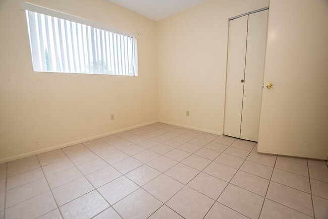 Building Photo - Spacious 3 Bedroom, 2 Bath Home with Updat...