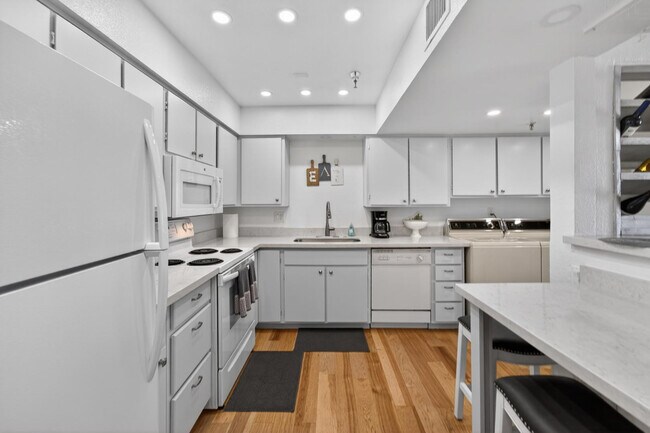Building Photo - 425 S Parkcrest