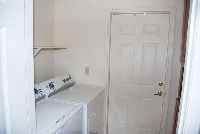 Building Photo - 1 bedroom townhouse in Tanamera