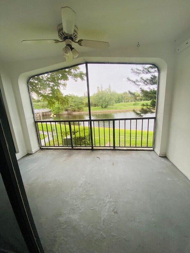 Building Photo - 3760 Inverrary Dr