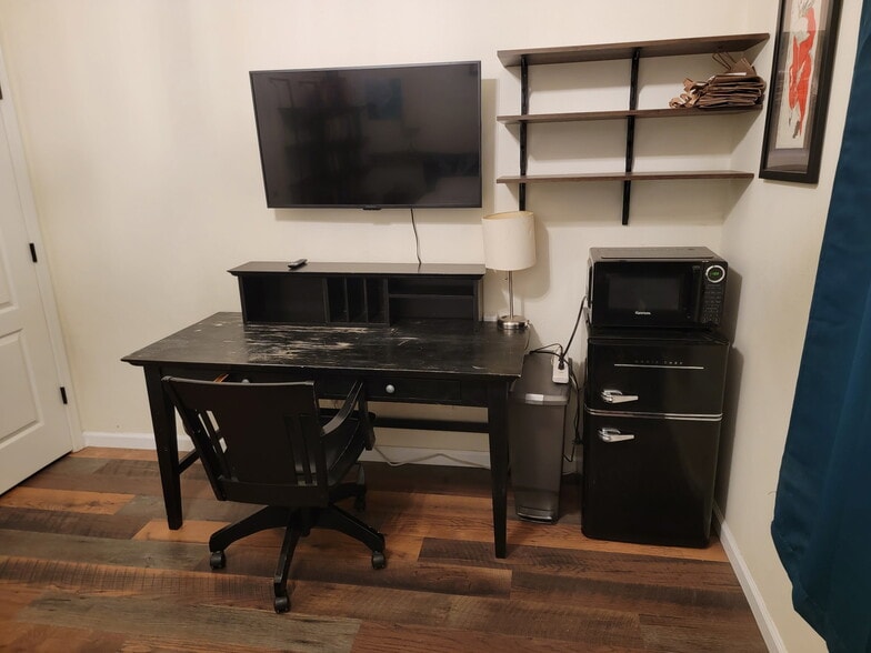 Large desk, mini fridge w/ freezer, microwave, Smart TV, open shelving - 1608 Paraiso Dr