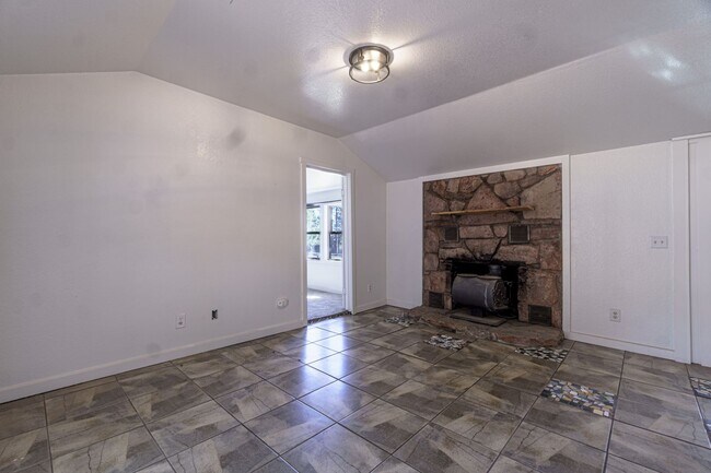 Building Photo - 2 bedroom charmer on W South for rent!