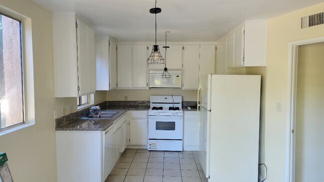 Building Photo - 3223 Bennett Dr