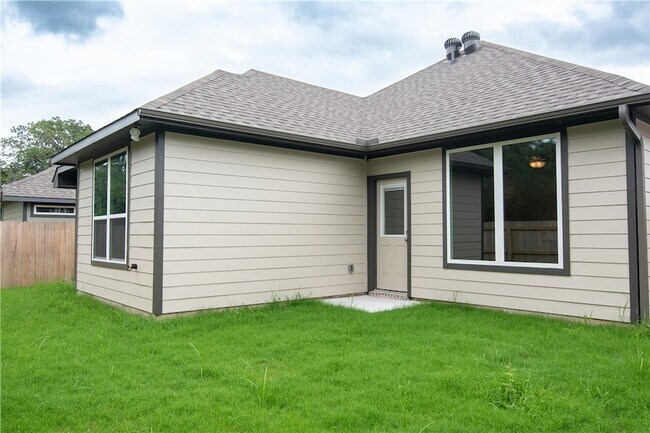 Building Photo - 5689 Fox Blf Dr