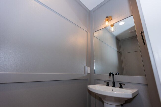 Building Photo - Executive Property located in Republic with a "furnished option" Don't miss this showstopper!!