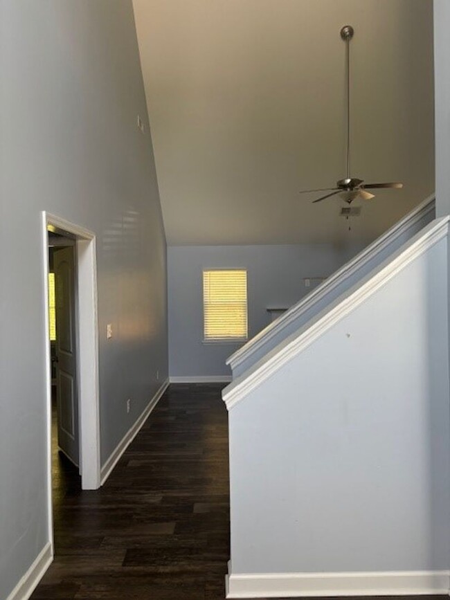 Building Photo - Beautiful 3 bedroom, 2.5 bath home with Bo...