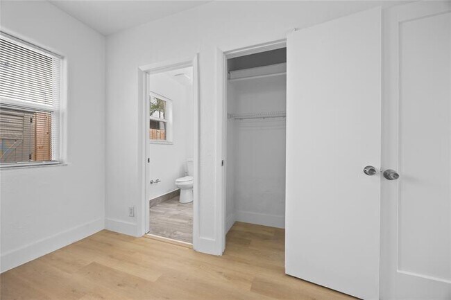 Building Photo - 412 SE 16th St