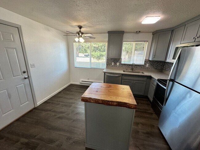 Building Photo - upgraded 2 bedroom 1 bath condo in downtow...