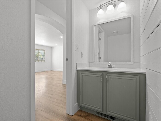 Building Photo - Newly Renovated 4 Bedroom Home with Gorgeo...