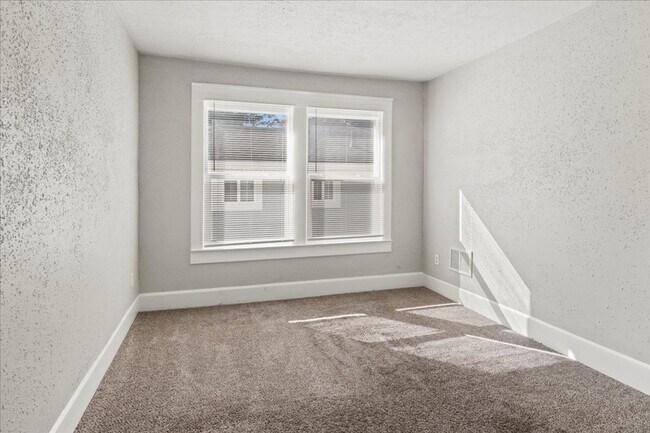 Building Photo - 617 N Parker Ave