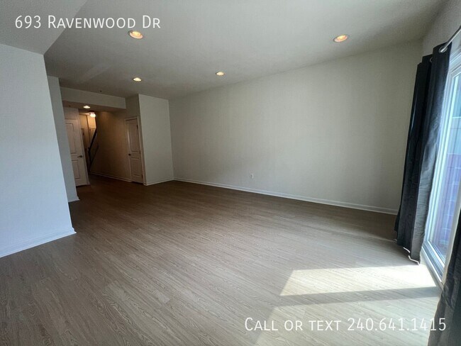 Building Photo - 693 Ravenwood Dr
