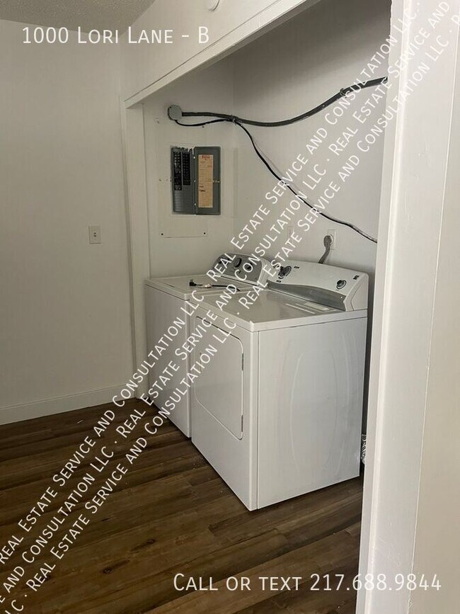 Building Photo - 1000 Lori Ln