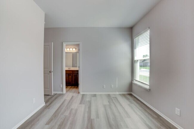 Building Photo - Need More Space? This 4/2.5/2 Has It!