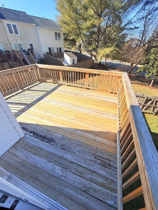 Building Photo - Luxury End Unit Townhome