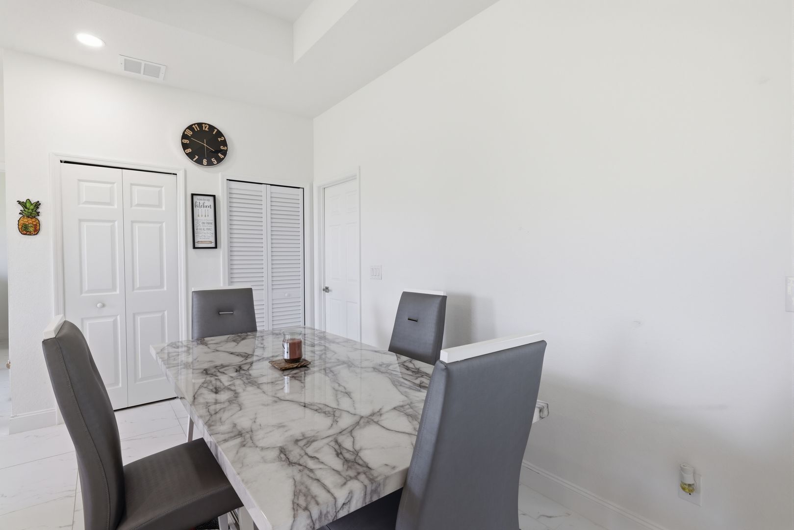 Building Photo - Newer 3/2 home all tile