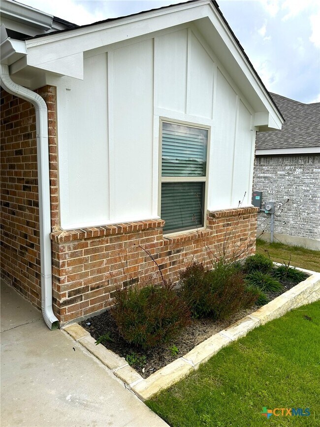 Building Photo - 5202 White Rose Dr