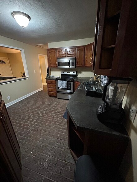 Building Photo - 2092 Hilltop View Rd