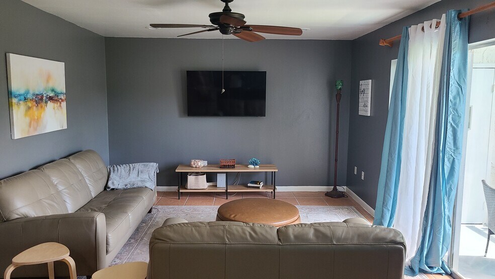 Living Room - 205 S McMullen Booth Rd