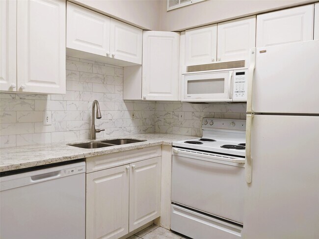 Building Photo - 2100 Tanglewilde St