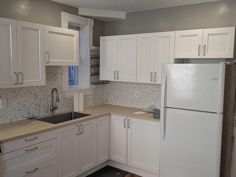 Tons of cabinet space with corner pullout spice rack - 2747 Maryland Ave