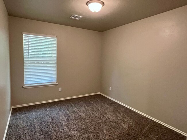 Building Photo - Updated 3 Bedroom 2 Bath Duplex in the Hea...