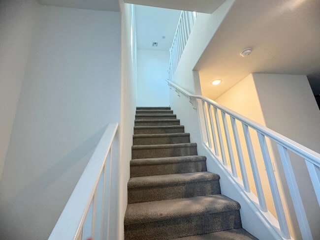 Building Photo - 2337 E Huntington Dr