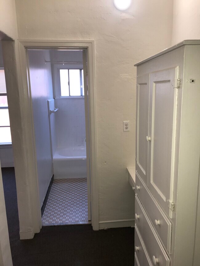 Full Bath - 4156 Rosewood Ave