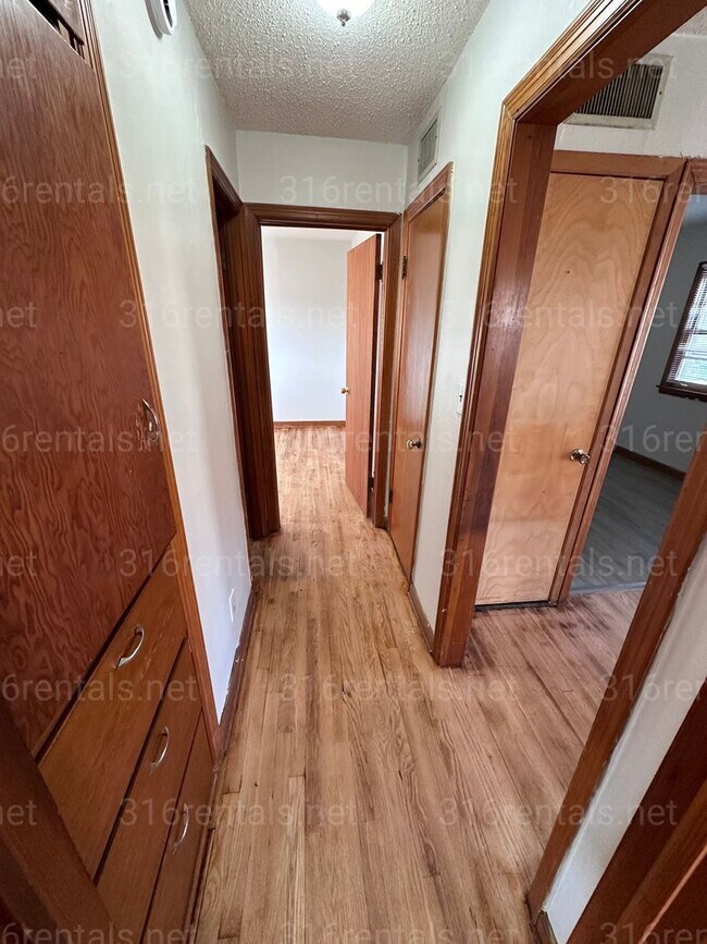 Building Photo - $895 - 2  bed 1 bath - Single Family Home *COMING SOON*