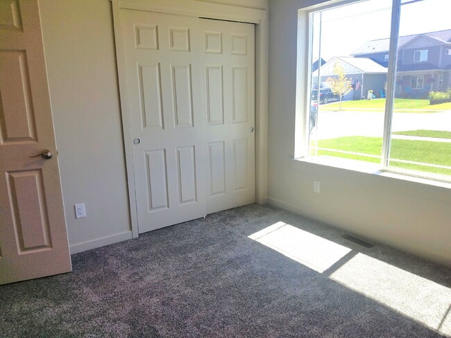 Building Photo - Newer house on corner lot of great neighbo...