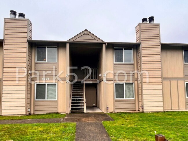 Building Photo - Remodeled 2 Bedroom 1 Bathroom Upper Level Apartment