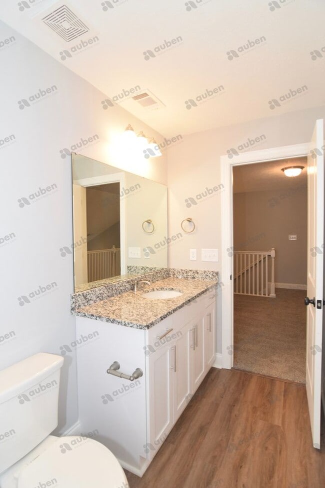 Building Photo - Like new 3 bed/3 bath single-family home f...