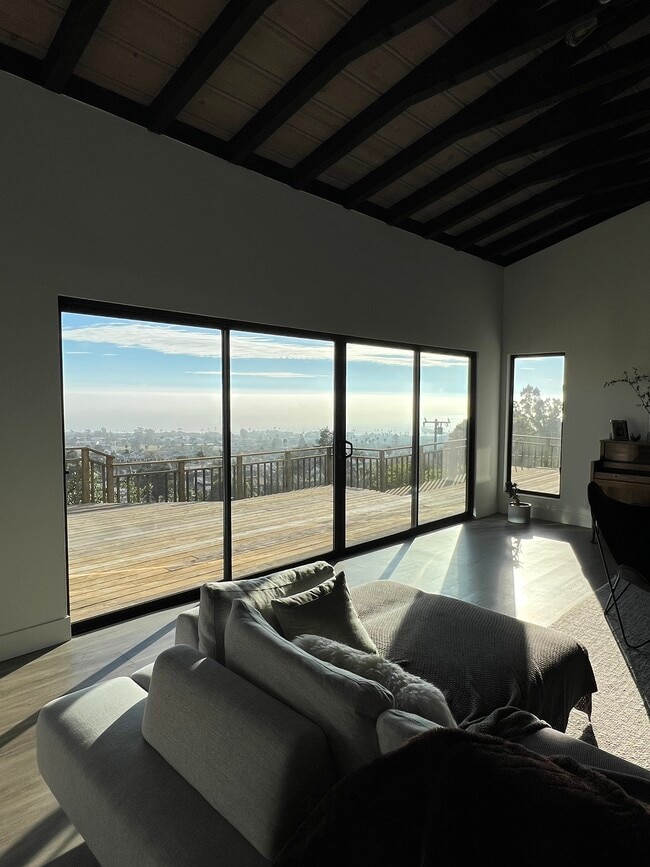 Building Photo - 353 Mariposa Dr