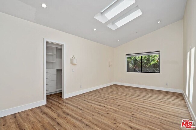 Building Photo - 5922 Oakdale Ave