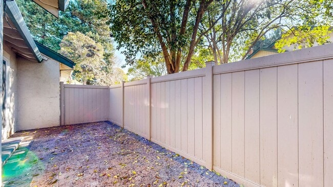 Building Photo - Cozy 2 Bedroom 1.5 Bath with Private Yard and Two Car Garage !