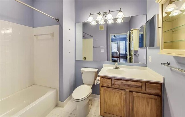 Building Photo - Stunning very spacious 2bedroom lovely Condo