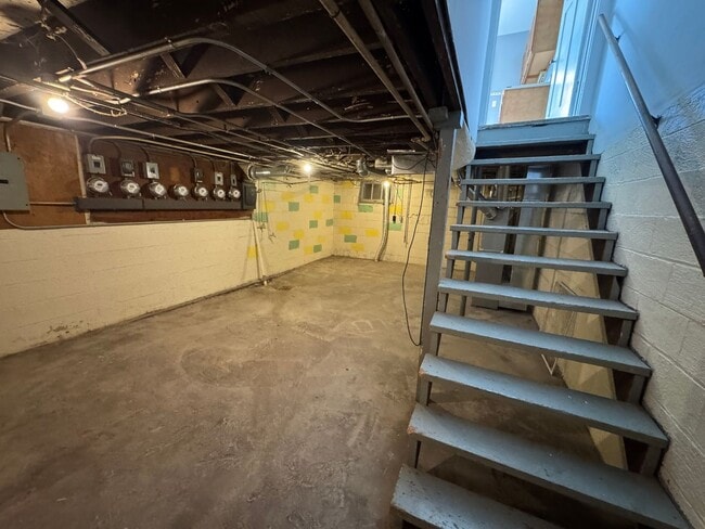 Building Photo - For Rent – Pet-Friendly 2 Bed, 1 Bath Town...