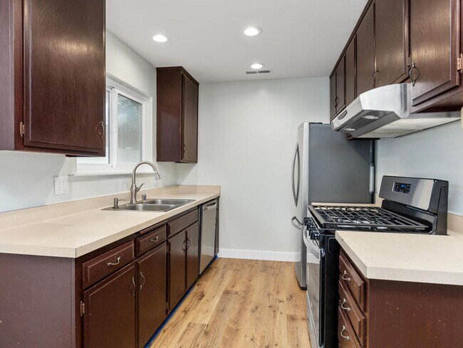 Building Photo - Oceanside Beach-Close 3BD/2BA Home with Easy Freeway Access