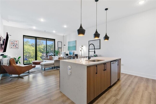 Building Photo - 112 Rogers St NE