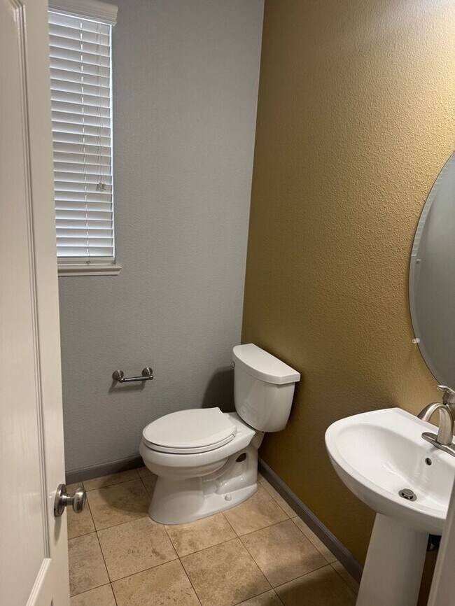 Building Photo - Beautiful 3 Bedrooms 2.5 Bath