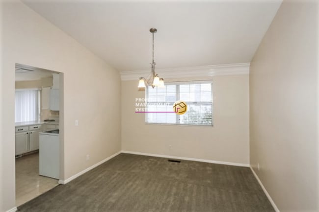 Building Photo - Spacious 4 Bedroom Murray Home