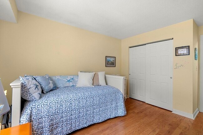 Building Photo - 7 Greenbriar Dr