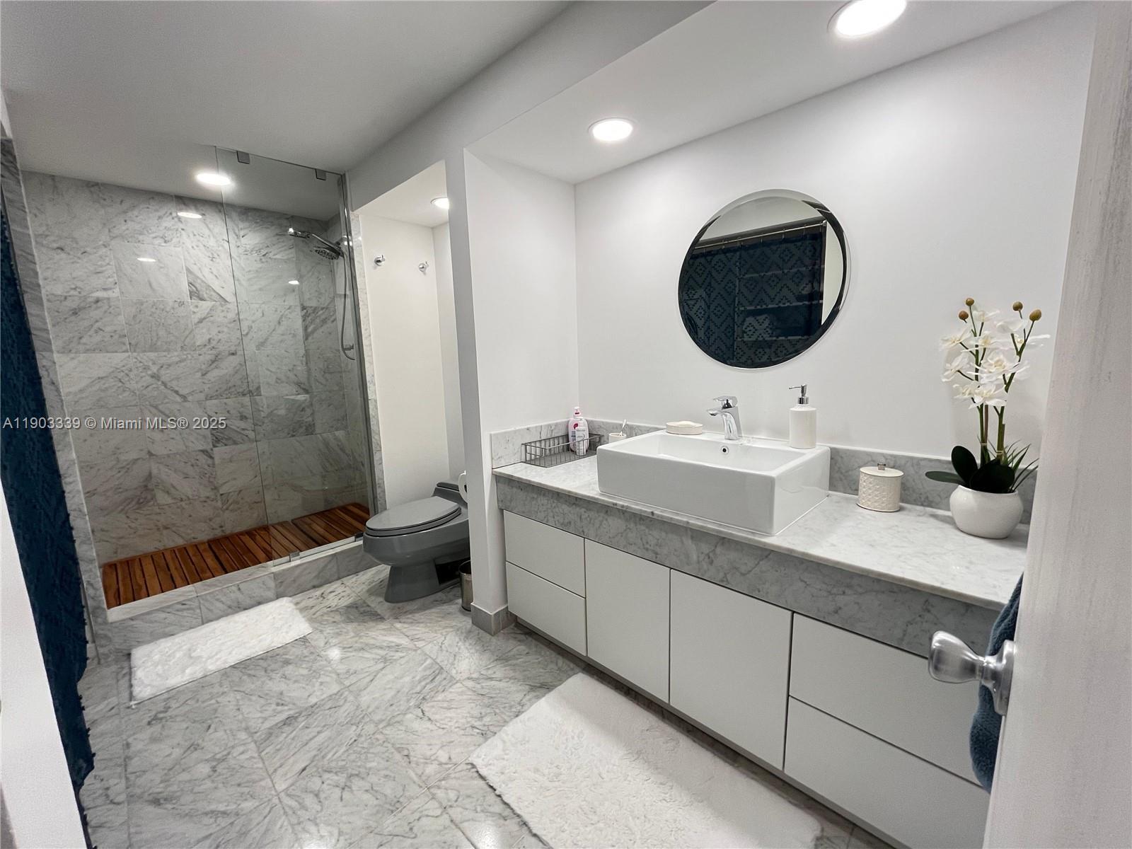 Building Photo - 4000 Island Blvd