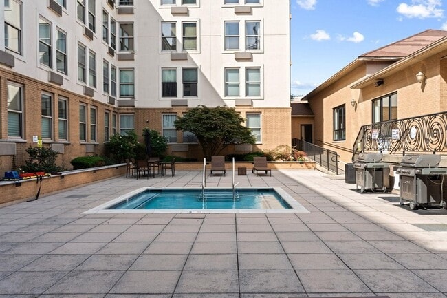 Building Photo - 10 Regent St