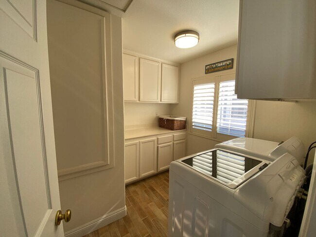 Building Photo - Beautiful 4 Bd/2.5bth within the Poinsettia Cove Community!