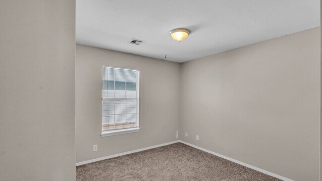 Building Photo - 3 Bed, 2 Bath in Tulsa - Available mid Oct...