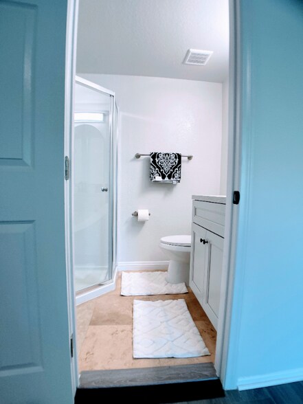 Building Photo - 22725 Lakeway Dr