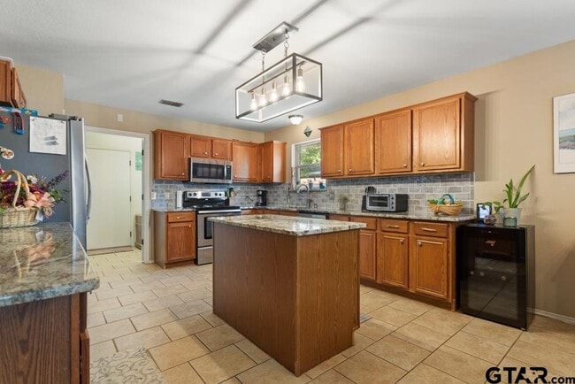 Building Photo - 308 Willow Rd